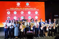 Ủy viên Bộ Chính trị, Bí thư Thành ủy Thành phố Hồ Chí Minh Trần Lưu Quang chúc mừng các cổ đông sáng lập Công ty cổ phần Quỹ đầu tư mạo hiểm Thành phố. (Ảnh: Thu Hoài/TTXVN)