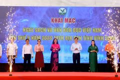 Đại biểu thực hiện nghi thức khai mạc Ngày Sách và Văn hóa đọc lần thứ 5 tại tỉnh Vĩnh Long. (Ảnh: Lê Thúy Hằng/ TTXVN.)