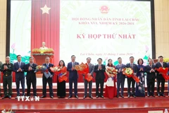 Các đồng chí lãnh đạo tỉnh Lai Châu tặng hoa chúc mừng Thường trực và các Ban của HĐND tỉnh Lai Châu khóa XVI, nhiệm kỳ 2026-2031. (Ảnh: Quý Trung/TTXVN)