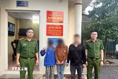 Công an xã Hoàng Su Phì kịp thời ngăn chặn và đưa hai cháu N.T.Đ. (sinh năm 2013) và N.T.C. (sinh năm 2014) trở về nhà an toàn. (Ảnh: TTXVN phát)