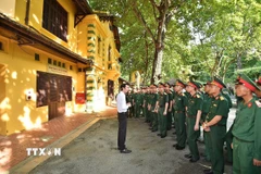 Cán bộ, chiến sỹ thuộc các lực lượng tham gia Lễ diễu binh, diễu hành kỷ niệm 80 năm Cách mạng tháng Tám và Quốc khánh 2/9 tham quan Khu Di tích Chủ tịch Hồ Chí Minh. (Ảnh: TTXVN)