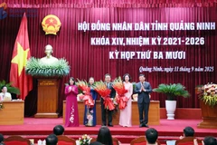 Thường trực HĐND tỉnh tặng hoa chúc mừng các đồng chí nhận nhiệm vụ, chức danh mới.(Nguồn: Báo Quảng Ninh)