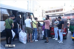 Người dân sơ tán tránh xung đột. (Ảnh: THX/TTXVN)