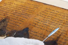 Một mảnh bản thảo Sách Thánh vịnh (Psalms Scroll) có niên đại 2.000 năm thuộc bộ sưu tập Cuộn sách Biển Chết. (Nguồn: Cơ quan Cổ vật Israel)