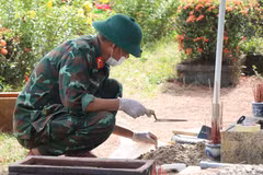 Công tác lấy mẫu và số hóa hài cốt nhằm xác định danh tính các phần mộ tại Nghĩa trang Liệt sỹ thành phố Huế. (Ảnh: Mai Trang/TTXVN)