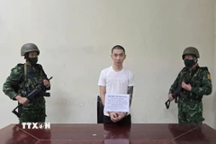 Đối tượng Trương Thanh Tùng tại cơ quan chức năng. (Ảnh: TTXVN phát)