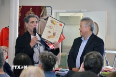 Chủ tịch Hội Hữu nghị Pháp-Việt (AAFV) Nguyễn Hải Nam và ông Gilbert Tenèze, Chủ tịch Ủy ban Eure-et-Loir của AAVF tại sự kiện. (Ảnh: Hữu Chiến/TTXVN)