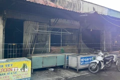 Vụ cháy tại chợ Bình Hàng Tây đã được dập tắt. (Ảnh: Nhựt An/TTXVN)