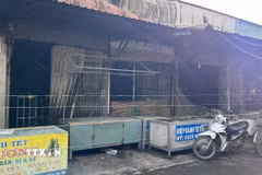 Vụ cháy tại chợ Bình Hàng Tây đã được dập tắt. (Ảnh: Nhựt An/TTXVN)