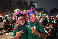 Các cổ động viên hóa trang rực rỡ ăn mừng chiến thắng của đội tuyển Mexico trước Ecuador. (Ảnh: Phương Lan/TTXVN)