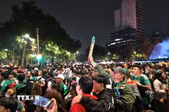 Biển người đổ về khu vực FanFest tại đại lộ Paseo de Reforma để ăn mừng chiến thắng của đội tuyển Mexico và tấm vé vào vòng 1/8 World Cup 2026. (Ảnh: Phương Lan/TTXVN)