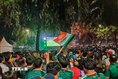 Không khí World Cup bao trùm đại lộ Paseo de la Reforma khi hàng nghìn cổ động viên cùng hướng về màn hình lớn theo dõi trận đấu của đội tuyển Mexico. (Ảnh: Phương Lan/TTXVN)