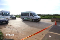 Các phương tiện chờ vào cao tốc Phan Thiết – Dầu Giây tại nút giao với quốc lộ 56 (thuộc phường Hàng Gòn, tỉnh Đồng Nai). (Ảnh: Lê Xuân/TTXVN)