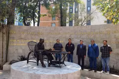Đại sứ Việt Nam tại Mexico chụp ảnh chung cùng ê kíp phục dựng, tôn tạo Tượng đài Chủ tịch Hồ Chí Minh tại thủ đô Mexico City. (Ảnh: Phi Hùng/TTXVN)