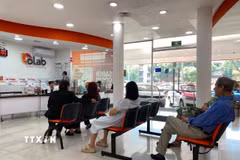 Người dân thực hiện xét nghiệm y tế tại Phòng xét nghiệm phân tích lâm sàng và chẩn đoán hình ảnh OLAB (OLAB Diagnósticos Médicos) ở thủ đô Mexico City. (Ảnh: Phương Lan/TTXVN)