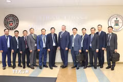 Thượng tướng Nguyễn Văn Gấu làm việc tại Hệ thống Giám định Y khoa Lực lượng vũ trang Hoa Kỳ - cơ sở pháp y quân sự hàng đầu của đặt trụ sở tại bang Delaware. )Ảnh: TTXVN phát)