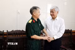 Chủ tịch Ủy ban Trung ương Mặt trận Tổ Quốc Việt Nam Đỗ Văn Chiến thăm hỏi, động viên ông Đỗ Huy Nông, thương binh hạng 3/4, cũng là người hoạt động kháng chiến bị nhiễm chất độc hóa học. (Ảnh: Mạnh Tú/TTXVN)