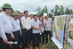 Đại diện Sở Xây dựng tỉnh Hưng Yên báo cáo tiến độ thực hiện dự án. (Ảnh: Mạnh Khánh/TTXVN)