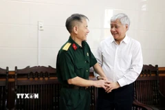 Chủ tịch Ủy ban Trung ương Mặt trận Tổ Quốc Việt Nam Đỗ Văn Chiến thăm hỏi, động viên ông Đỗ Huy Nông, thương binh hạng 3/4, cũng là người hoạt động kháng chiến bị nhiễm chất độc hóa học. (Ảnh: Mạnh Tú/TTXVN)