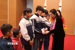 Trao tặng suất học bổng cho học sinh khuyết tật, học sinh có hoàn cảnh khó khăn. (Ảnh: Nguyễn Thảo/TTXVN)
