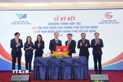Đại diện lãnh đạo Đại học Quốc gia Thành phố Hồ Chí Minh và Ủy ban Nhân dân Thành phố Hồ Chí Minh ký kết chương trình hợp tác. (Ảnh: Thu Hoài/TTXVN)
