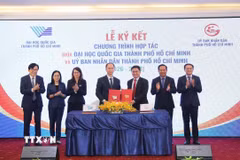 Đại diện lãnh đạo Đại học Quốc gia Thành phố Hồ Chí Minh và Ủy ban Nhân dân Thành phố Hồ Chí Minh ký kết chương trình hợp tác. (Ảnh: Thu Hoài/TTXVN)