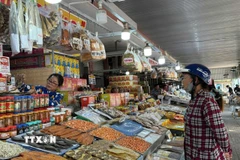 Khách mua hải sản khô tại chợ Bà Rịa, phường Bà Rịa. (Ảnh: Hoàng Nhị/TTXVN)
