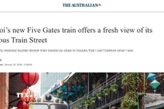 Bài viết trên báo "The Australia" nhận định tàu “Hà Nội 5 Cửa Ô” mang đến góc nhìn mới mẻ về “Phố Đường tàu” của Việt Nam. (Ảnh: Chụp màn hình trang báo)