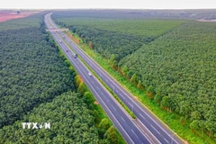 Phương tiện lưu thông trên một tuyến cao tốc được đưa vào khai thác. (Ảnh: PV/Vietnam+)