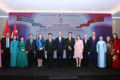 Các đại biểu dự lễ kỷ niệm chụp hình lưu niệm .(Ảnh: Xuân Khu/TTXVN)