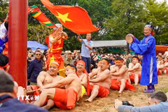Nghi lễ và thực hành trò chơi Kéo co Ngồi Đền Trấn Vũ thu hút đông người dân đến tham dự và cổ vũ. (Ảnh: Thanh Tùng/TTXVN)