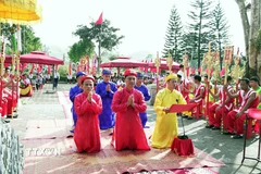 Thực hiện nghi thức tế giỗ tại nhà thờ Hải Thượng Lãn Ông Lê Hữu Trác (xã Sơn Giang). (Ảnh: Hữu Quyết/TTXVN)