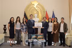 Đoàn công tác NXBGDVN tặng sách cho Đại sứ quán và đại diện cộng đồng Việt Nam tại Đức. (Ảnh: Thu Hằng/TTXVN)