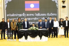 Hội Doanh nghiệp Việt Nam tại Lào ghi sổ tang tại Lễ viếng cố Chủ tịch Quốc hội nước CHDCND Lào Xaysomphone Phomvihane. (Ảnh: Xuân Tú/TTXVN)