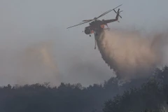 Trực thăng cứu hỏa phun nước dập đám cháy rừng tại thành phố Daegu, Hàn Quốc ngày 29/4/2025. (Ảnh: Yonhap/TTXVN)