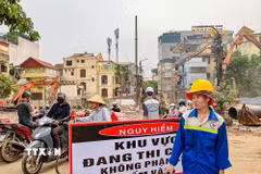 Công tác giải phóng mặt bằng phục vụ dự án cầu Tứ Liên được đẩy nhanh tiến độ. (Ảnh: Trung Nguyên/TTXVN)