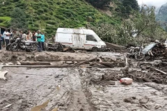Hiện trường sau trận lũ quét ở Kishtwar, vùng Kashmir, Ấn Độ ngày 14/8. (Ảnh: AFP)