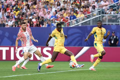 Trung vệ Derrick Luckassen dứt điểm cận thành, ghi bàn thắng gỡ hòa 1 -1 cho Ghana. (Ảnh: AFP/TTXVN)