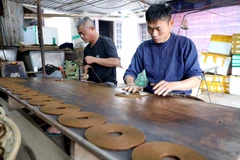 Sản xuất hương tại Tổ dân phố Cao (phường Sơn Nam, tỉnh Hưng Yên). (Ảnh: Thế Duyệt/TTXVN)