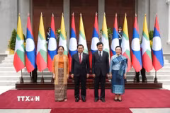 Chủ tịch nước Lào Thongloun Sisoulith và Phu nhân cùng Tổng thống Myanmar Min Aung Hlaing và Phu nhân tại lễ đón. (Ảnh: Xuân Tú/TTXVN)