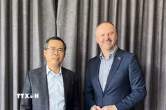 Đại sứ Việt Nam tại Australia Phạm Hùng Tâm (trái) và Thủ hiến Vùng Lãnh thổ Thủ đô Canberra (ACT) Andrew Barr. (Ảnh: TTXVN phát)