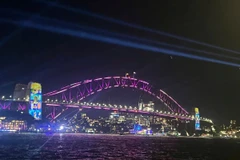 Cầu Cảng Sydney (Harbour Bridge) được thắp sáng bằng những bóng đèn led và hình ảnh sống động. (Ảnh: Thanh Tú/TTXVN)