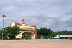 Các phương tiện và hành khách xuất cảnh qua Cửa khẩu quốc tế Lao Bảo. (Ảnh minh họa: Nguyên Lý/TTXVN) 