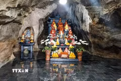 Các bức họa La Hán không được khắc trên bia đá riêng biệt mà trực tiếp trên vách núi đá, tạo nên một “pho sử đá” sống động. (Ảnh: Thùy Dung/TTXVN)