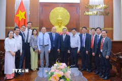 Đoàn công tác chụp ảnh lưu niệm cùng lãnh đạo thành phố. (Ảnh: Nguyễn Hằng/TTXVN)