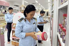 Lực lượng quản lý thị trường Cần Thơ kiểm tra hàng hóa. (Nguồn: Tiền Phong)