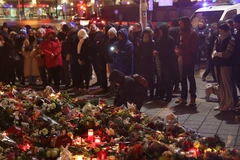 Người dân tưởng niệm các nạn nhân vụ tấn công chợ Giáng sinh ở Magdeburg, Đức, ngày 21/12/2024. (Ảnh: THX/TTXVN)