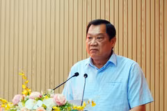 Ông Lâm Văn Bi, Phó Chủ tịch Thường trực UBND tỉnh Cà Mau thông qua đề án thành lập 13 phường. (Ảnh: Trung Hiếu/TTXVN)