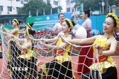 Giao lưu Hát đối trên sông biên giới Bắc Luân giữa thanh niên Móng Cái (Việt Nam) và thanh niên Đông Hưng (Trung Quốc) năm 2025. (Ảnh: TTXVN phát)