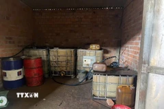 Hơn 1.000 lít dầu DO khác đã thu mua trước đó tại cơ sở kinh doanh phế liệu. (Ảnh: TTXVN phát)